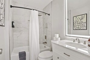 Douche, sèche-cheveux, serviettes fournies, shampoing