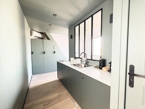 Private kitchen - Aix-en-Provence, Air-Conditioned Apartment with a Terrace (Aix-en-Provence)