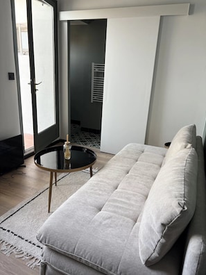 Living area - Aix-en-Provence, Air-Conditioned Apartment with a Terrace (Aix-en-Provence)
