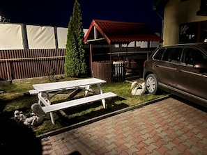 Outdoor dining - Roman Villa, Sleeps 8 With Parking and Garden (Roman)