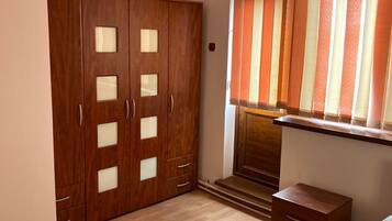 3 bedrooms, WiFi (free), bed sheets