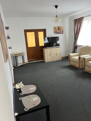 Living area - Roman Villa, Sleeps 8 With Parking and Garden (Roman)