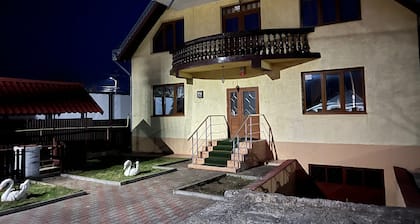 Roman Villa, Sleeps 8 With Parking and Garden