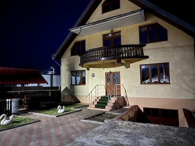 Roman Villa, Sleeps 8 With Parking and Garden