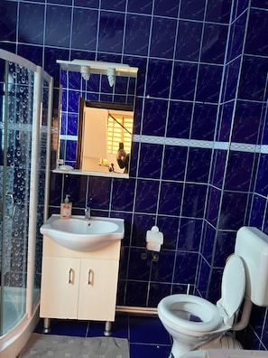 Separate bathtub and shower, deep-soaking bathtub, towels - Roman Villa, Sleeps 8 With Parking and Garden (Roman)