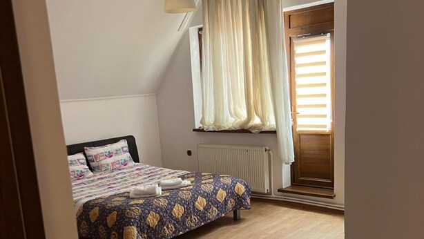 3 bedrooms, free WiFi, bed sheets - Roman Villa, Sleeps 8 With Parking and Garden (Roman)