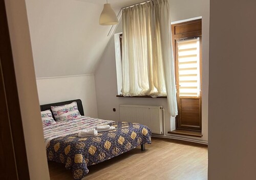 Roman Villa, Sleeps 8 With Parking and Garden