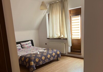 Roman Villa, Sleeps 8 With Parking and Garden