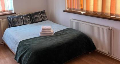 Roman Villa, Sleeps 8 With Parking and Garden