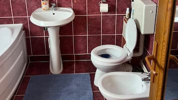 Baignoire et douche séparées, baignoire relaxante profonde