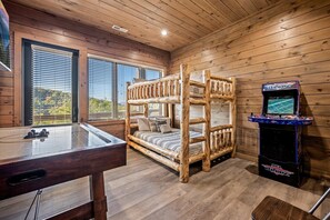 Ein Etagenbett mit einer Nintendo Wii Konsole, einem Billardtisch und Blick ins Freie.
