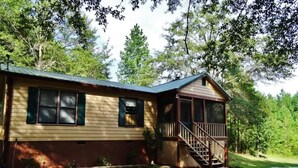 A two-story house with a front porch and a covered deck. - Nature Lover’s Retreat: Cozy 2-Bedroom Pine Mountain Cabin near Callaway Gardens (Pine Mountain)