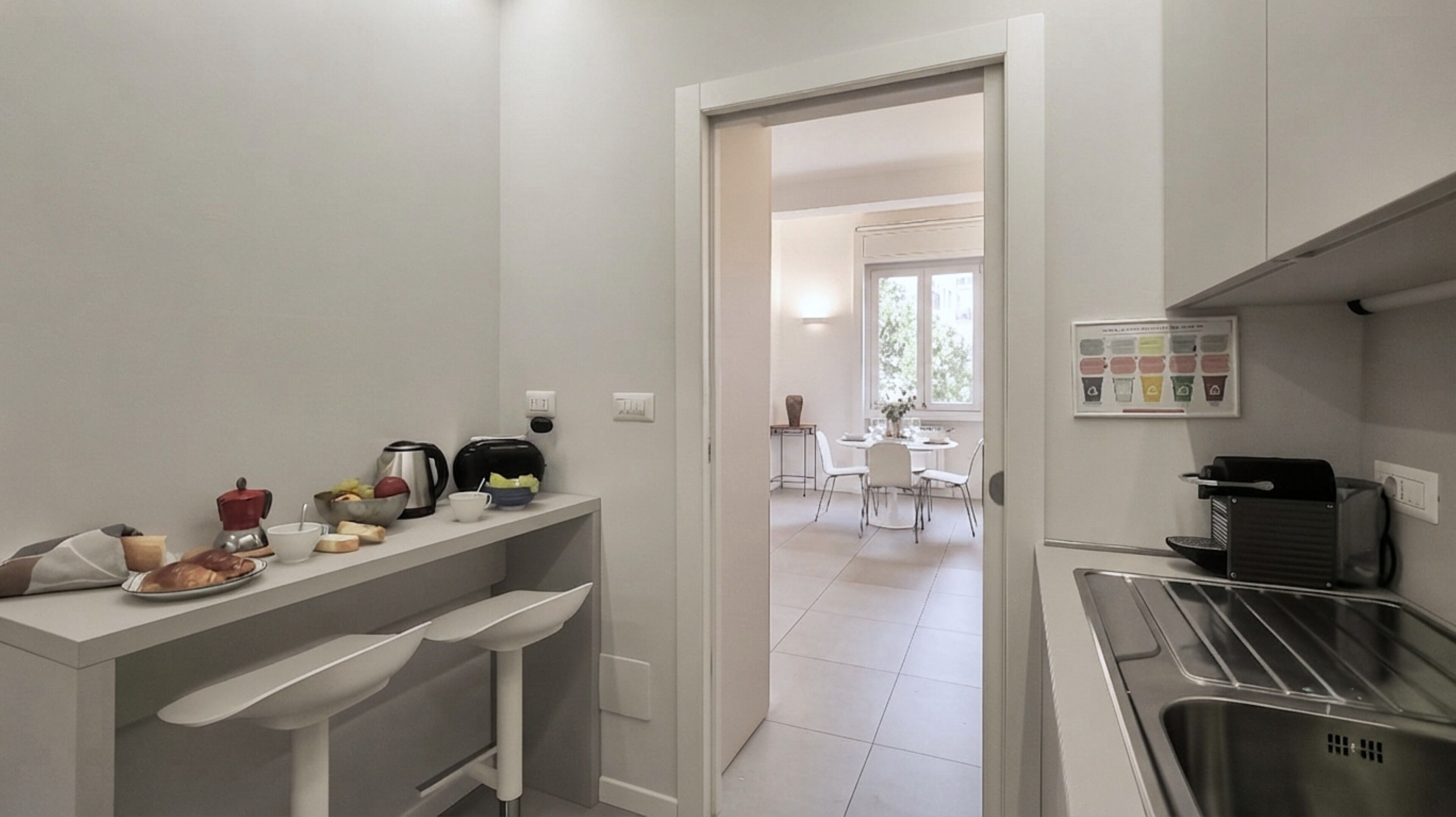 Appartement (2 Bedrooms) | Privékeuken | Een espressoapparaat, een magnetron, een waterkoker, een kinderstoel