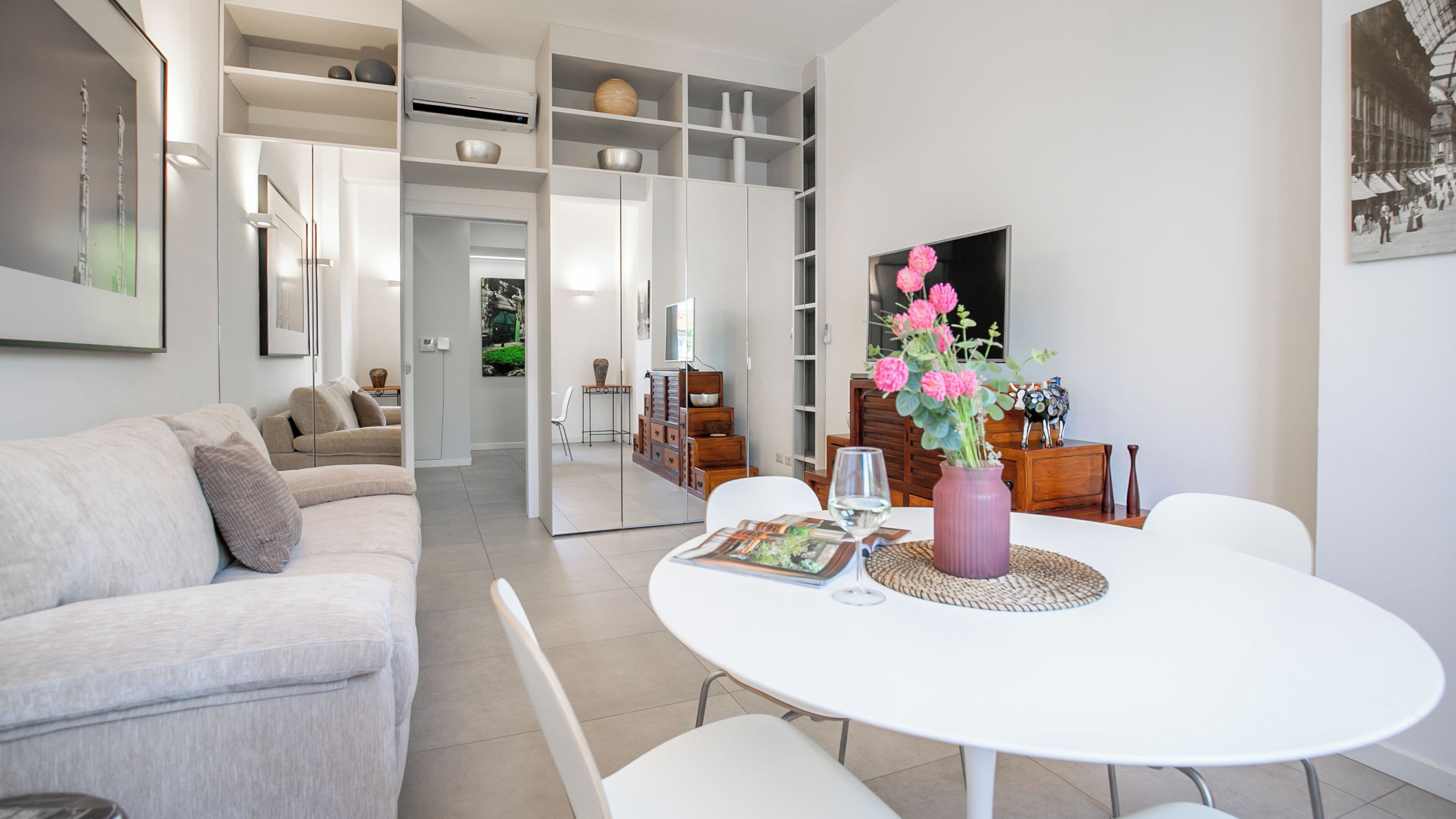 Lejlighed (2 Bedrooms) | Opholdsområde | 32-tommers smart-tv med kabelkanaler