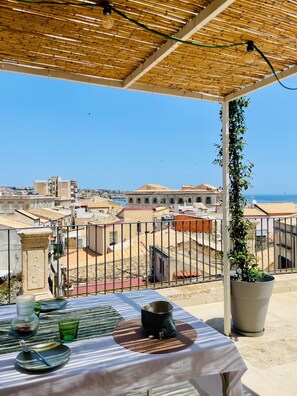 Outdoor dining - Alma Maris sea view penthouse (SIRACUSA)