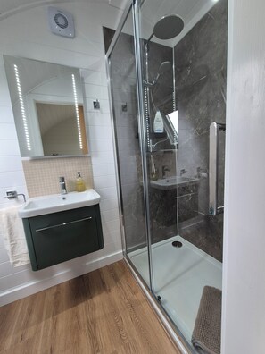 Cabin (The Coo NOT pet friendly) | Bathroom | Shower, rainfall showerhead, free toiletries, hair dryer - Croft 21 Glamping (Beauly)
