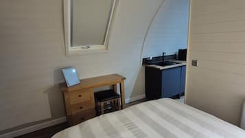 Cabin (The Stag pet friendly) | Egyptian cotton sheets, premium bedding, laptop workspace, WiFi (free)