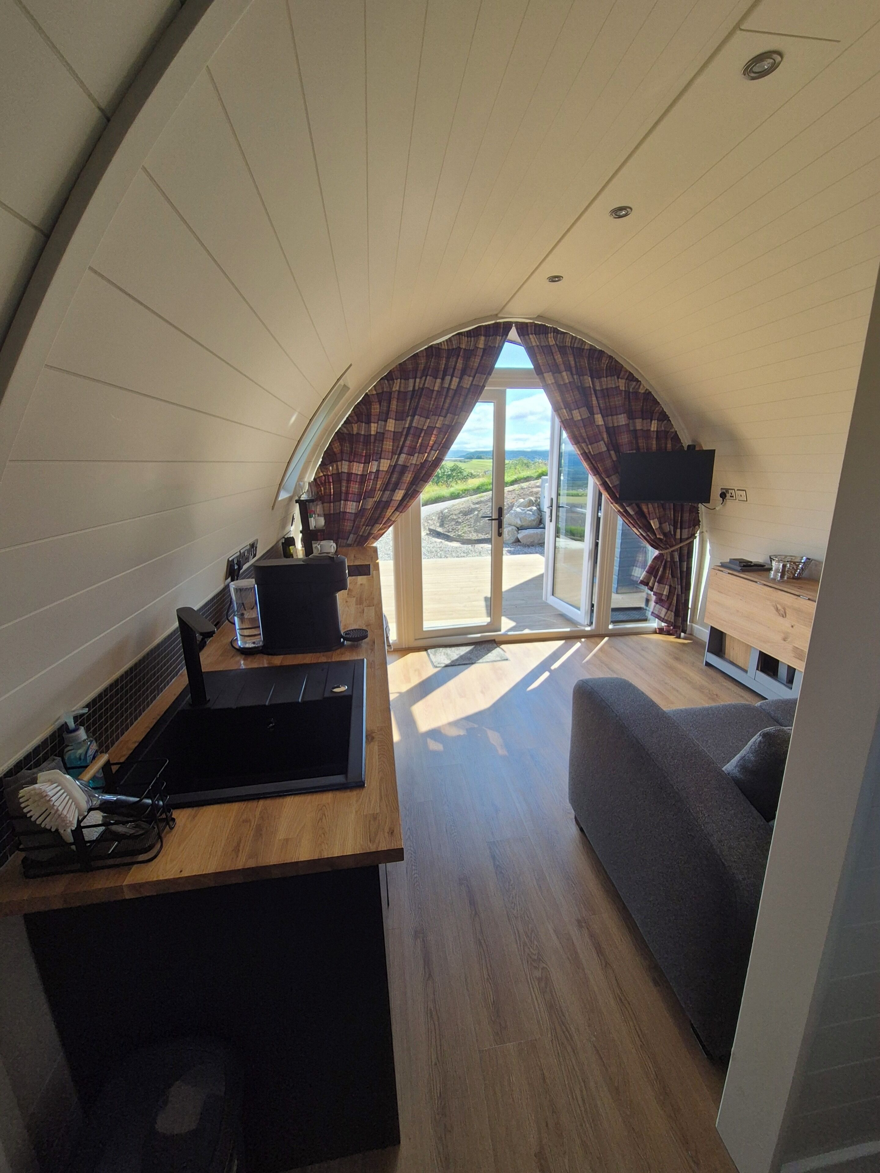 Cabin (The Stag  pet friendly) | Egyptian cotton sheets, premium bedding, free WiFi