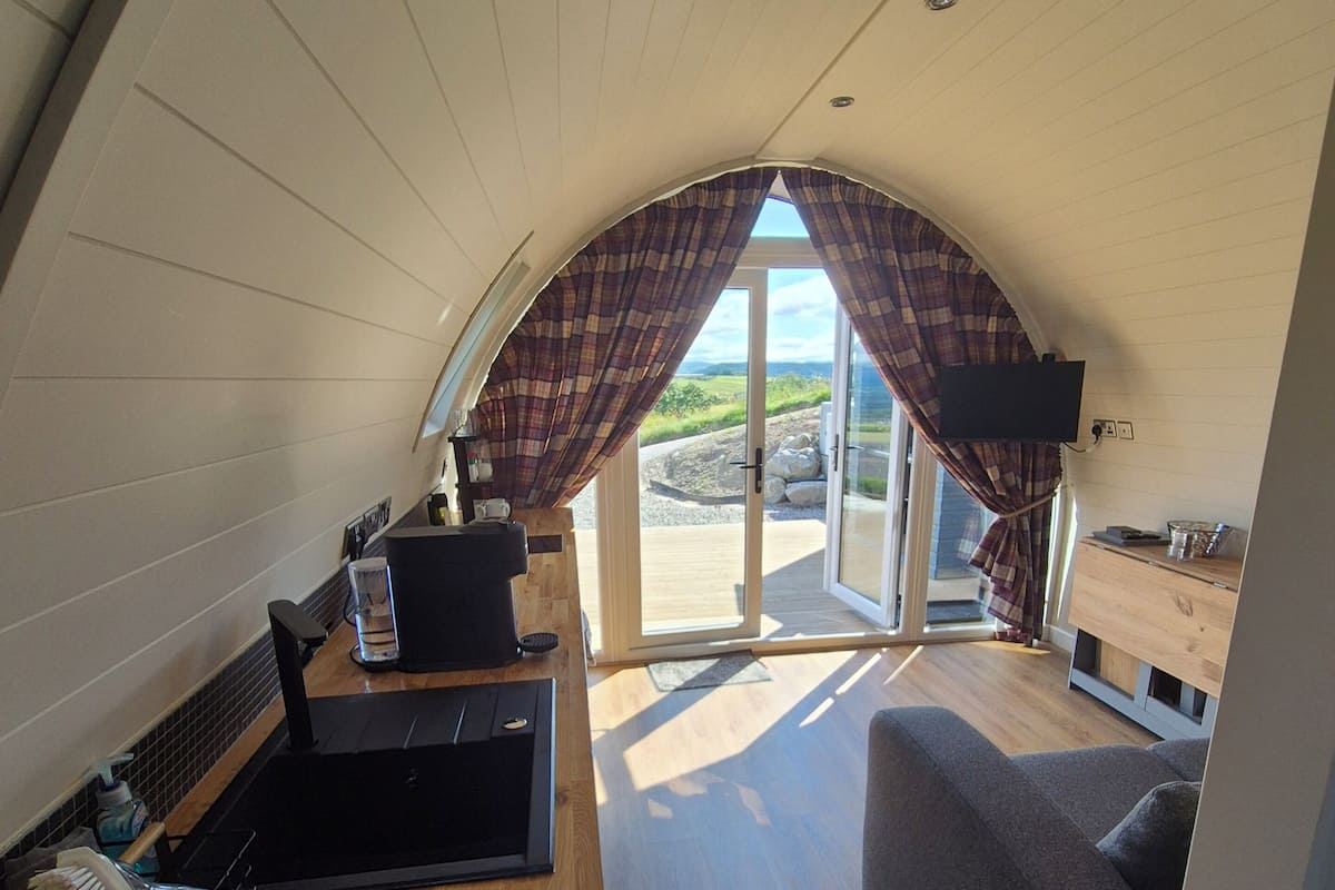 Cabin (The Stag  pet friendly) | Egyptian cotton sheets, premium bedding, WiFi (free)