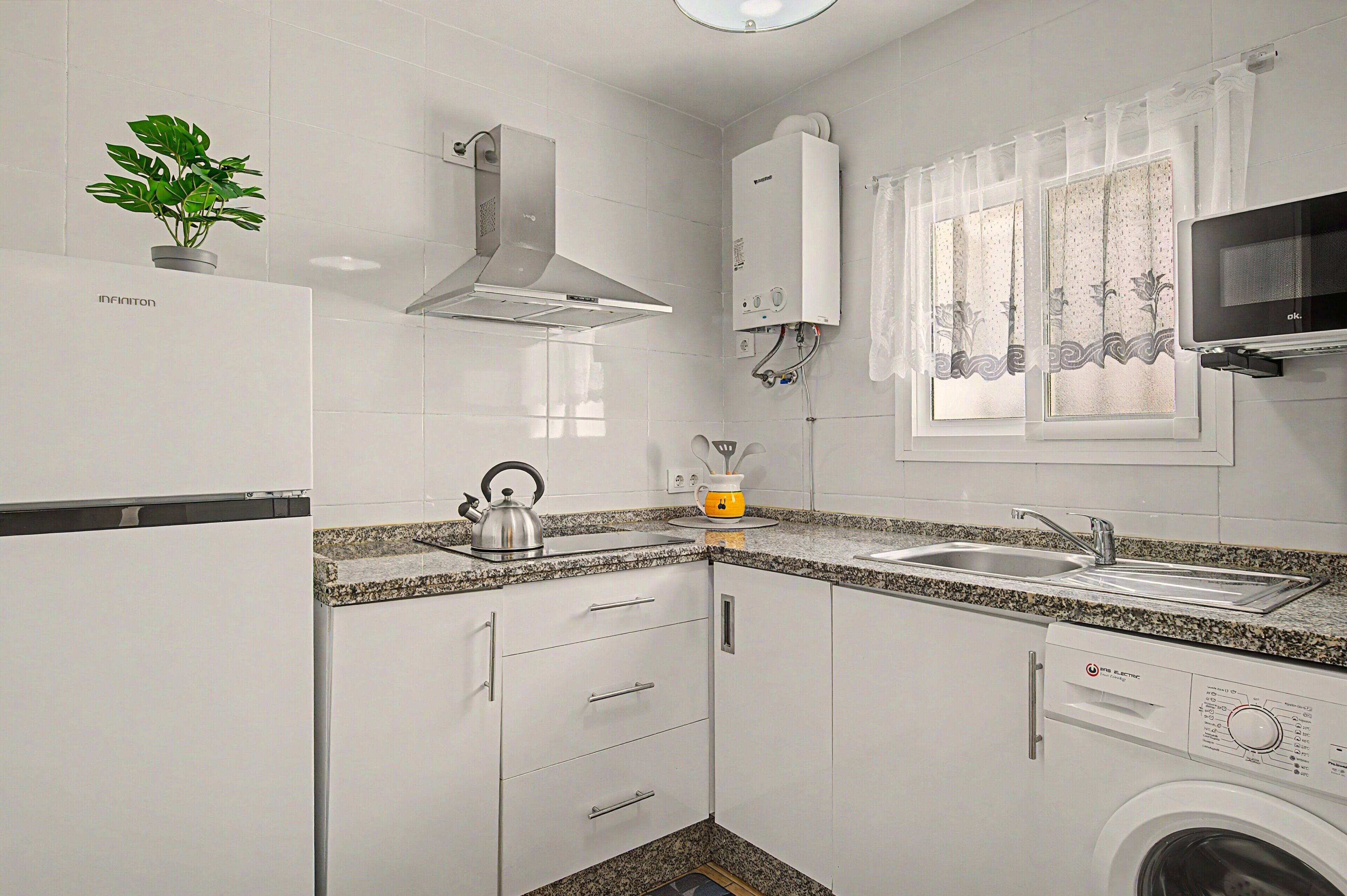 Coffee/tea maker, fridge, microwave, stovetop