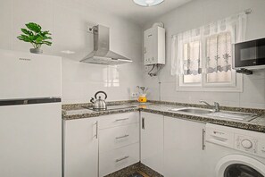 Coffee/tea maker, fridge, microwave, stovetop