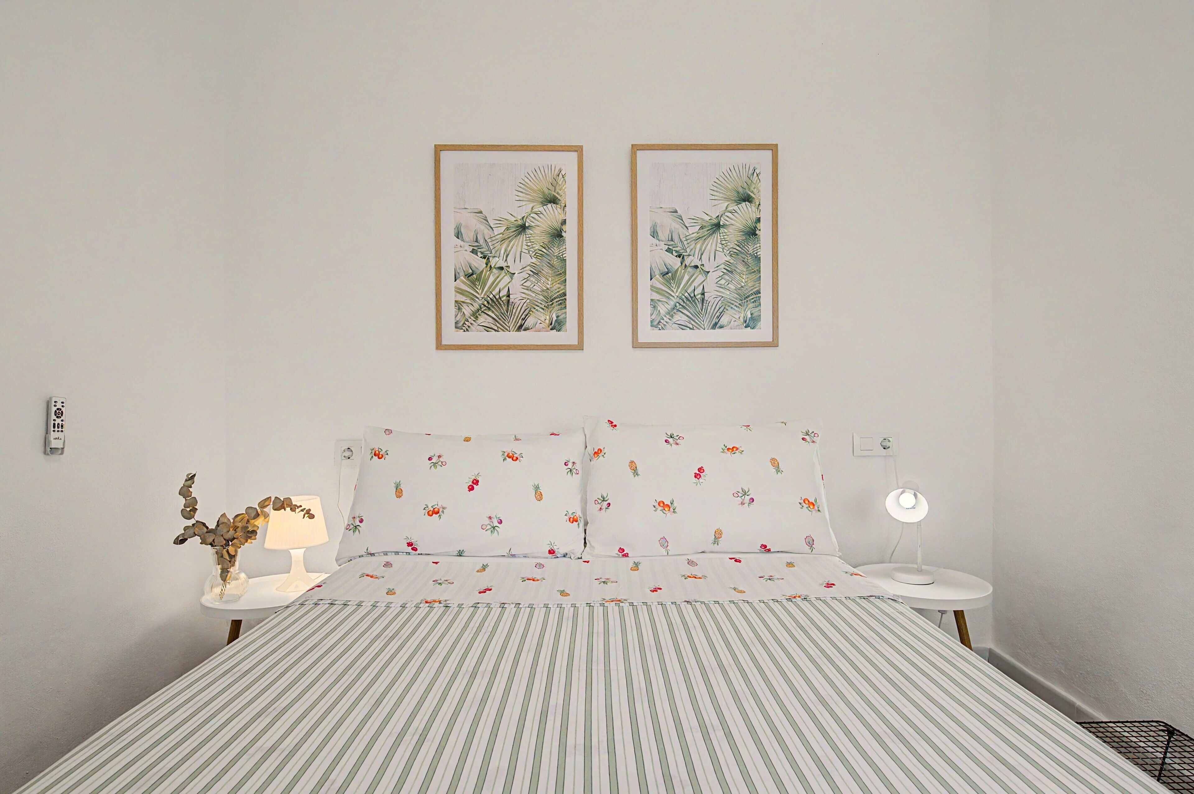 1 dormitorio, tabla de planchar con plancha, ropa de cama