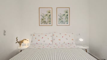 1 dormitorio, tabla de planchar con plancha, ropa de cama