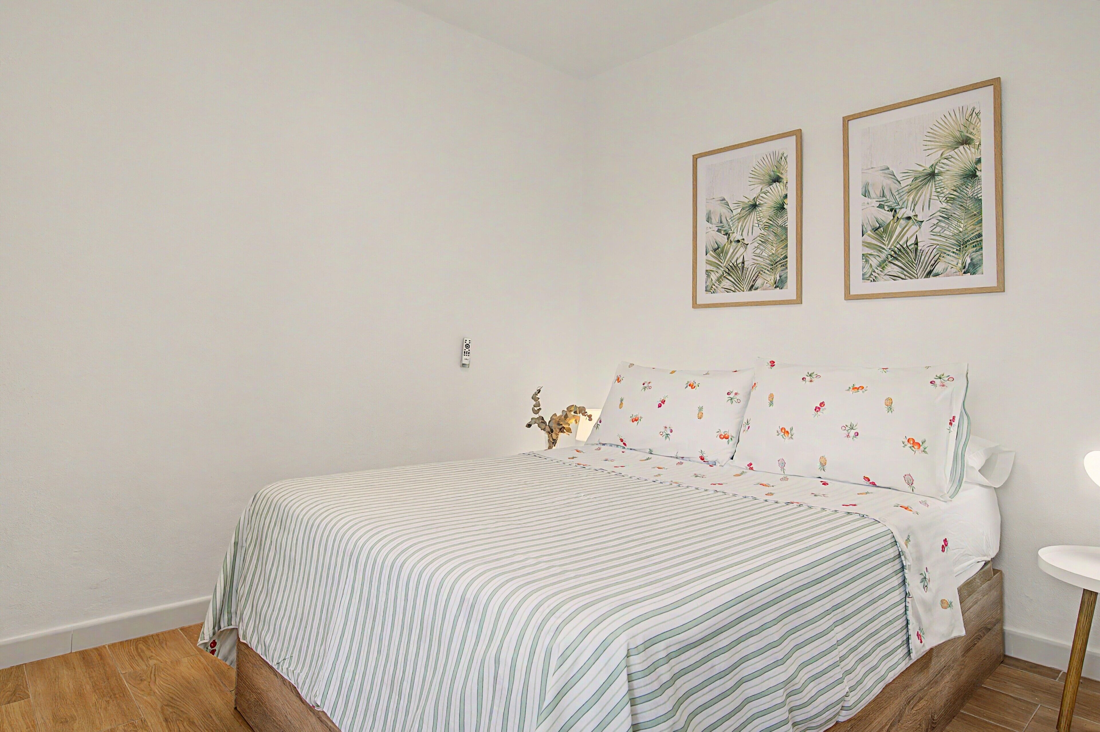 Tabla de planchar con plancha y ropa de cama