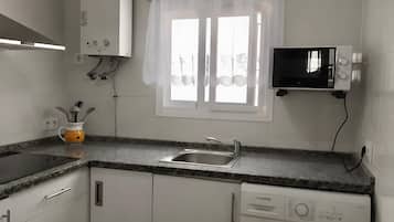Coffee/tea maker, fridge, microwave, stovetop