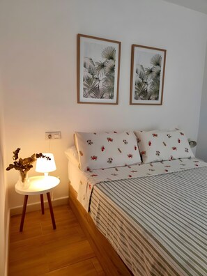 Iron/ironing board, bed sheets
