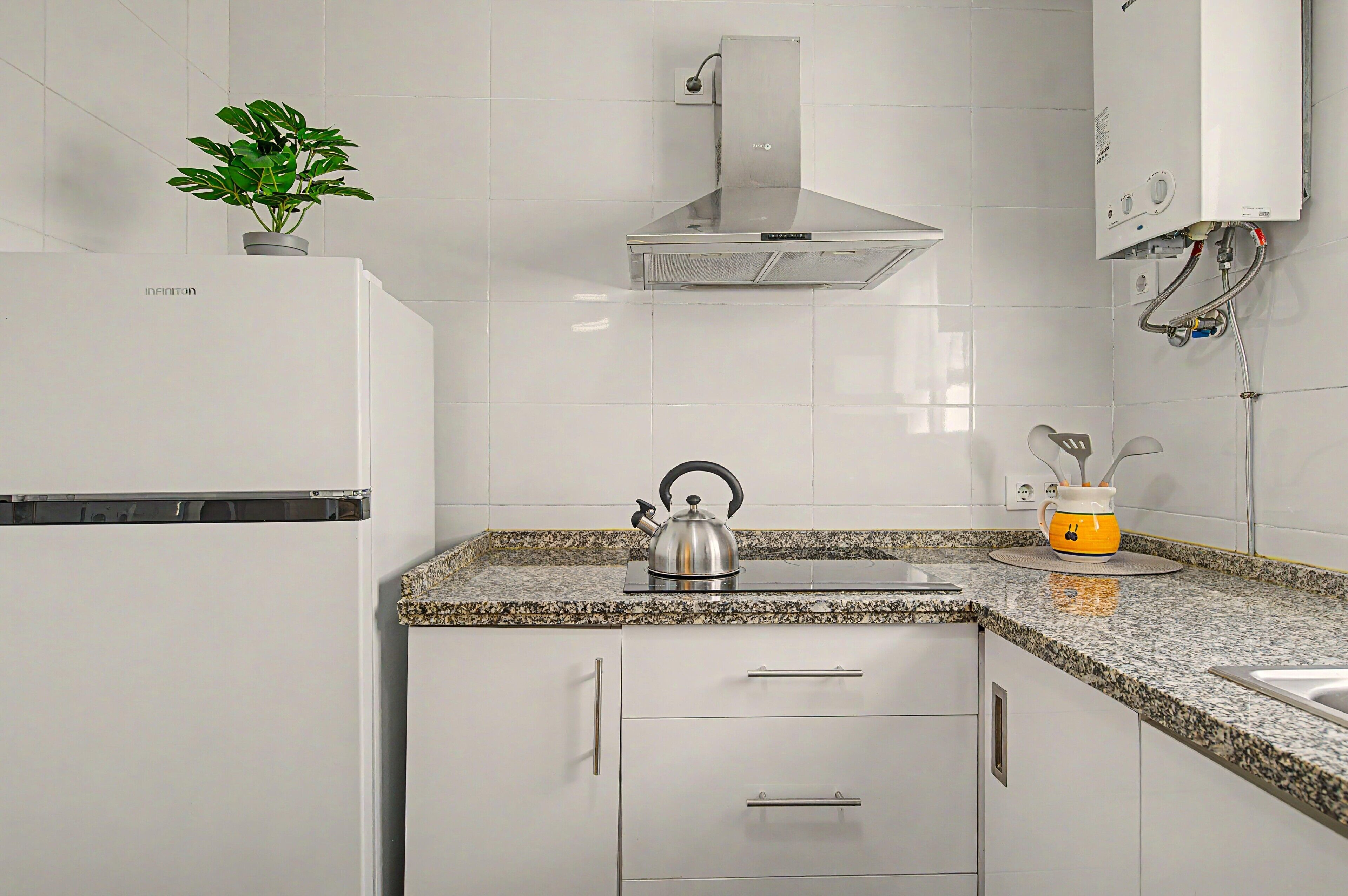 Cafetera/tetera, refrigerador, microondas, placa de cocina