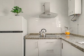 Kahvin-/teenkeitin, jääkaappi, mikroaaltouuni, liesi