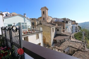 Une ville européenne traditionnelle, avec des bâtiments historiques, un imposant beffroi et des toits en terrasses.