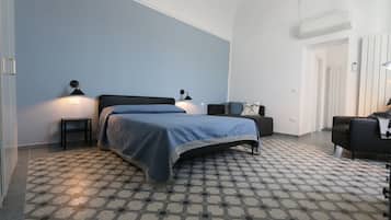 Een strijkplank/strijkijzer, wifi, beddengoed