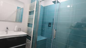 Een douche, een haardroger, handdoeken