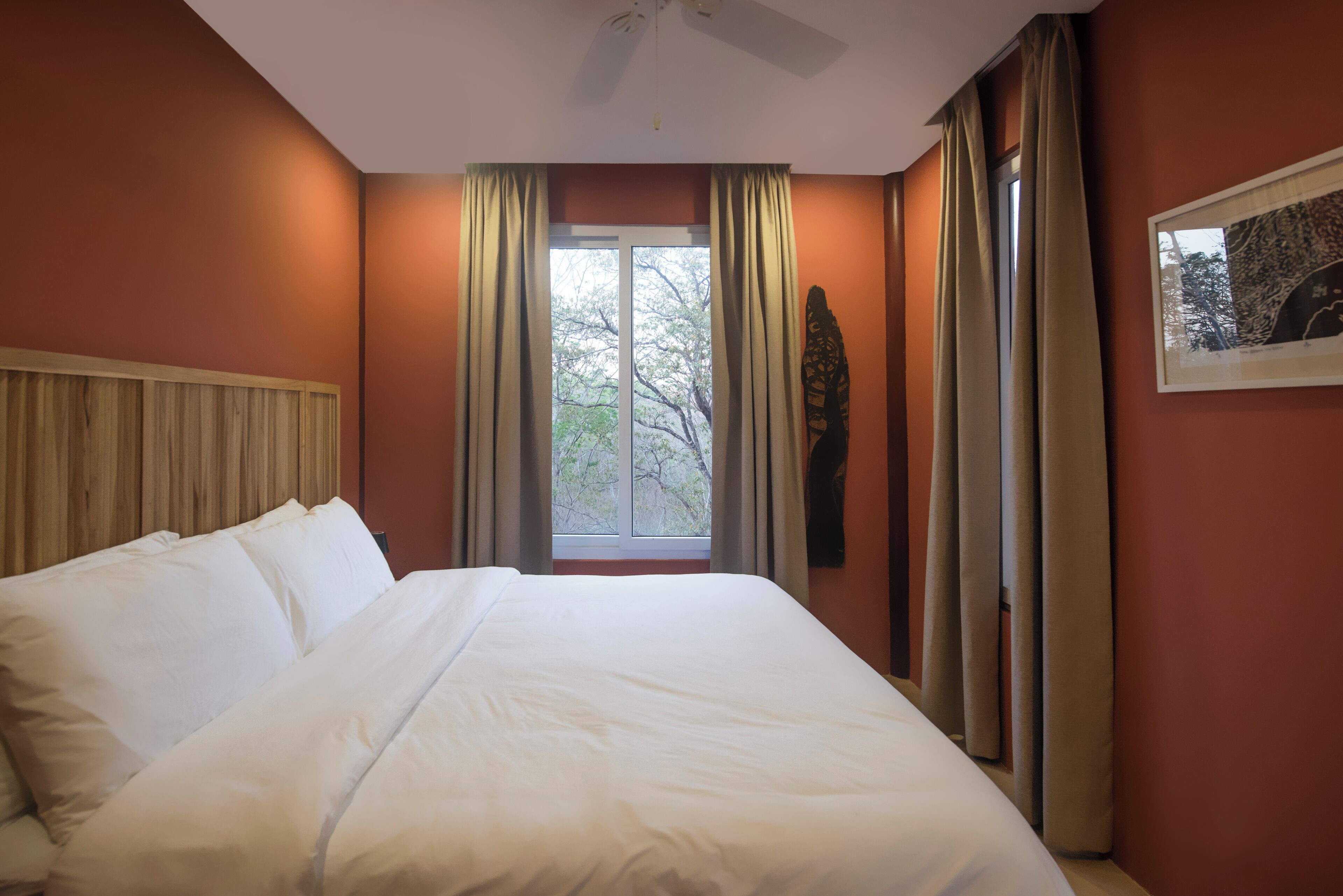 5 bedrooms, iron/ironing board, internet, bed sheets