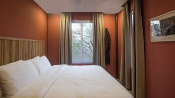 5 bedrooms, iron/ironing board, internet, bed sheets