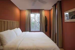 5 bedrooms, iron/ironing board, internet, bed sheets