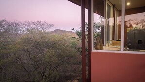 Um edifício moderno com grandes janelas com vista para uma paisagem natural.