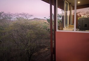 Un bâtiment moderne doté de grandes fenêtres donnant sur un paysage naturel.