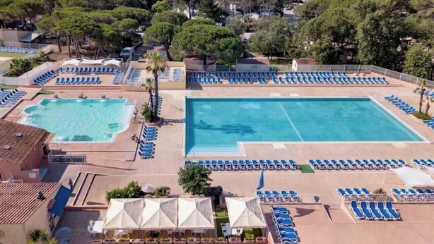 A resort with multiple swimming pools and sun loungers. - Chalet in a 5-star resort with swimming pools (Puget-sur-Argens)