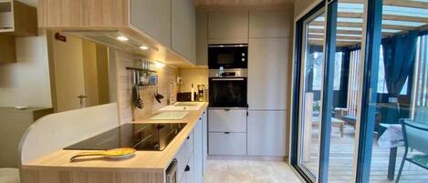 Coffee/tea maker, fridge, microwave, oven