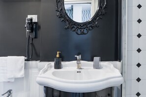 Shower, bidet, shampoo - Weaver Suite 5 By Dimorra  (Naples)