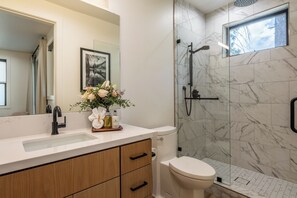 Hair dryer, towels, soap, toilet paper - The Ski House at the Reserve (Mammoth Lakes)