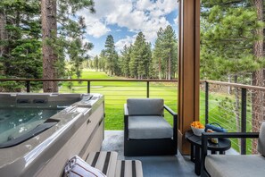 Outdoor spa tub - The Ski House at the Reserve (Mammoth Lakes)