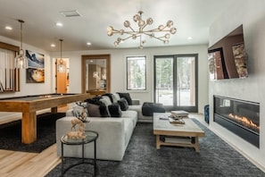 Living area - The Ski House at the Reserve (Mammoth Lakes)