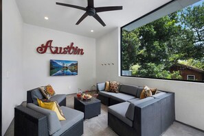Screened porch lounge celebrates Austin under a breezy ceiling fan. - Hot tub and fire pit deck near downtown (Austin)