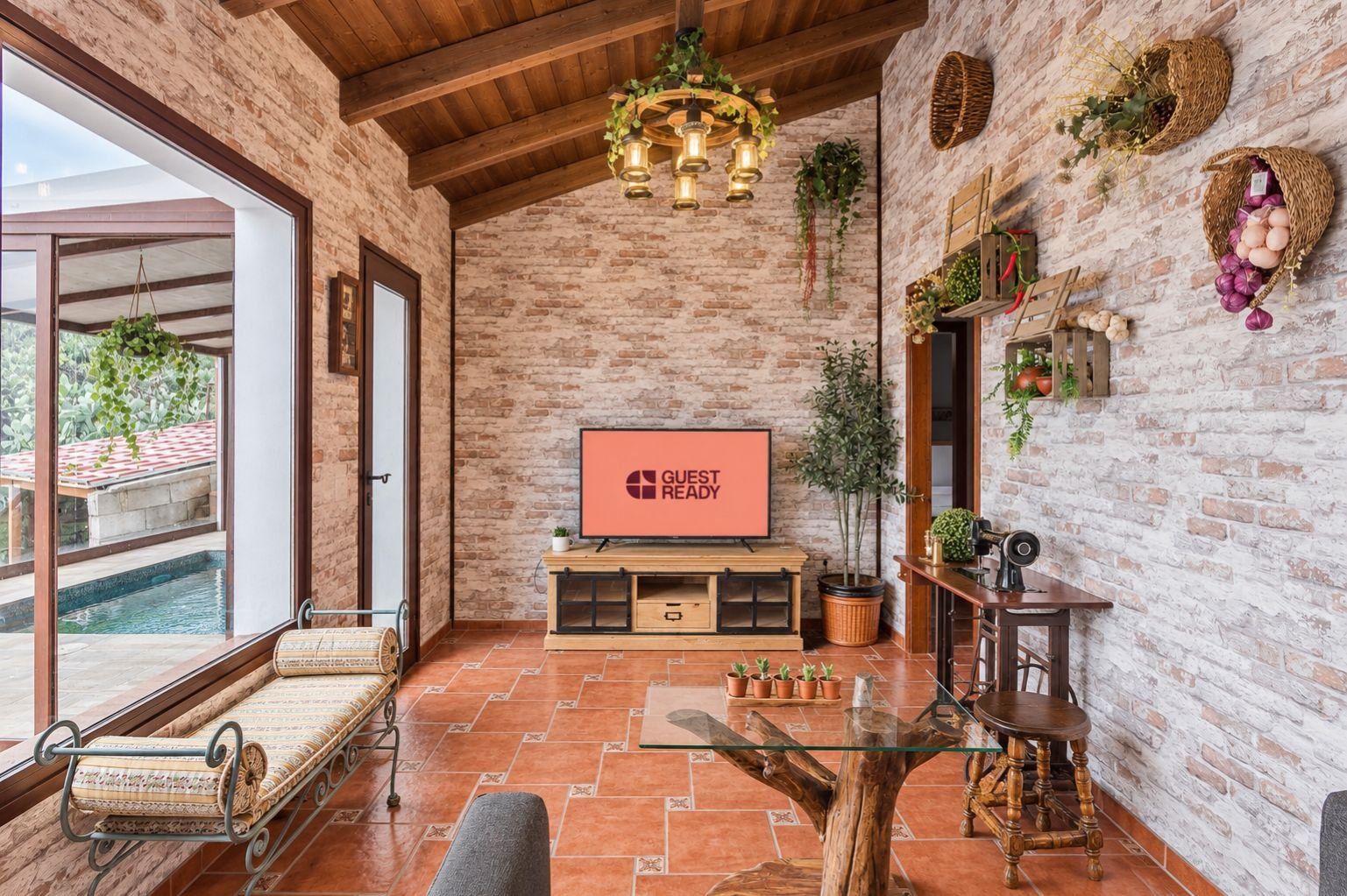 Une pièce spacieuse avec un mur en briques, un téléviseur affichant le message « PRÊT POUR LES CLIENTS », une table en bois et un coin salon avec vue sur une piscine.
