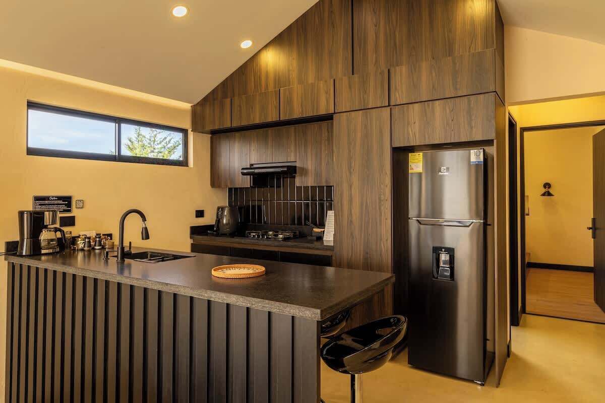 Cafetera o tetera, frigorífico, microondas y placa de cocina
