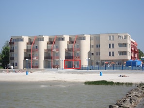 Exterior - Deluxe Lakeview Apartment in Makkum (Makkum)